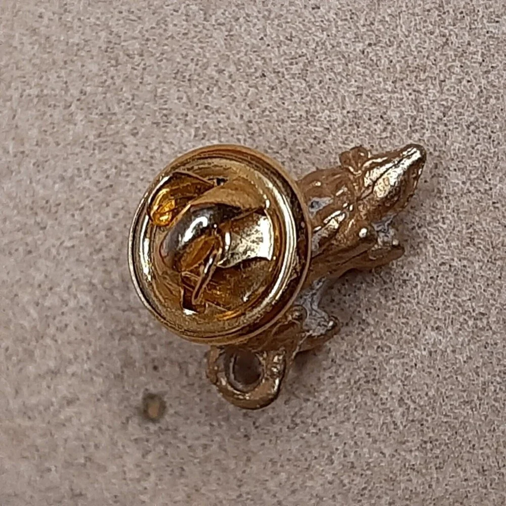 Vintage Figural Armadillo Animal metal lapel tac pin Gold/Brass-Tone